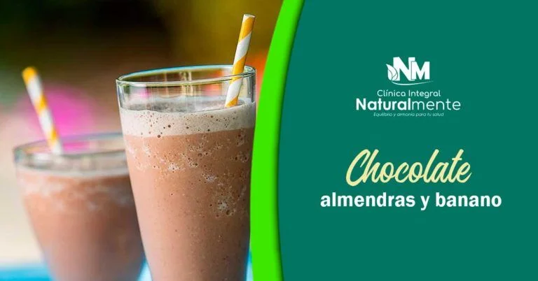 Batido de chocolate, almendras y banano