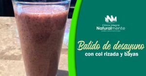 Batido de desayuno con col rizada y bayas