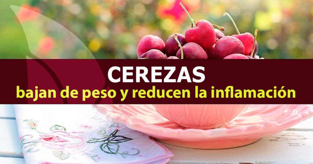 Plato rosa elegante repleto de cerezas sobre mesa en exterior