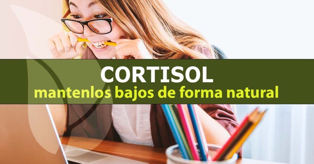 Mujer con ansiedad mordiendo lápiz