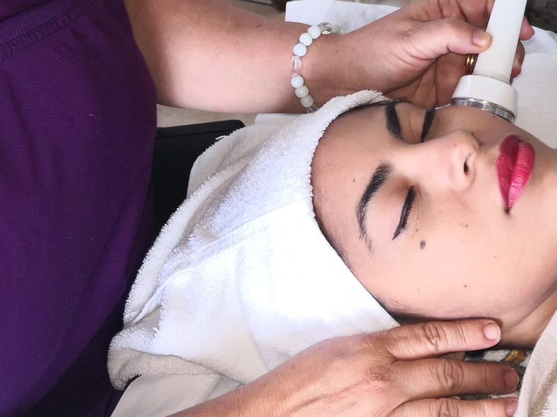 Mujer recibiendo ultrasonido en su rostro